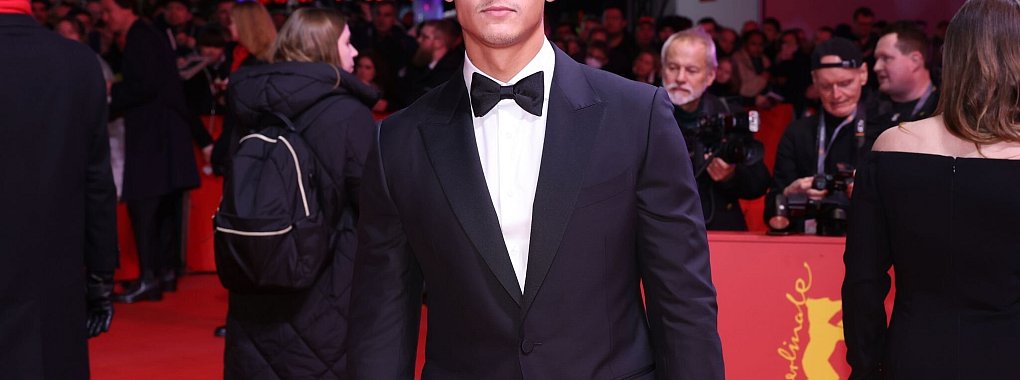 Er ist Schauspieler, er ist S&auml;nger - und er ist in Topform: F&uuml;r seinen neuen Film musste Emilio Sakraya hart trainieren. - &copy; Gerald Matzka/dpa