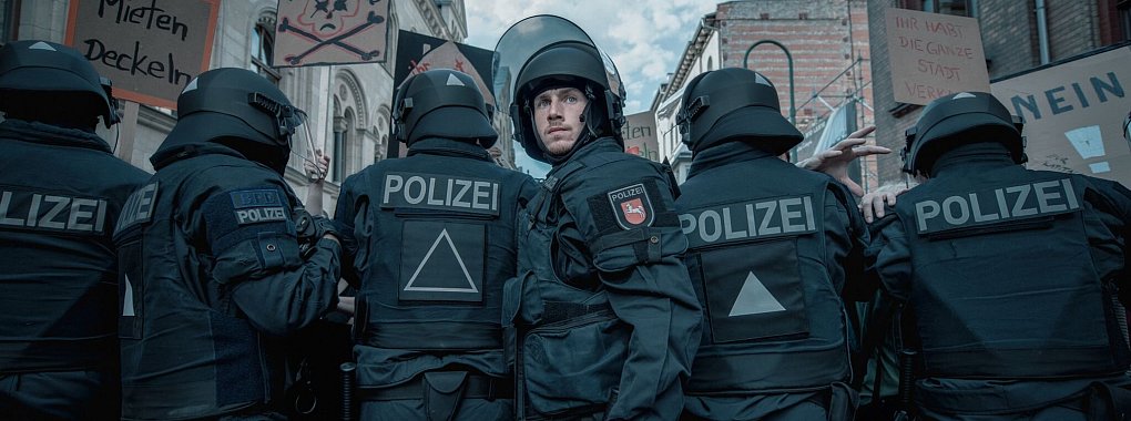 Der Einsatztrupp der Polizei um Gruppenführer Jan Vogt versucht, Demonstrierende zurückzudrängen - © Adrian Gross/ZDF/dpa