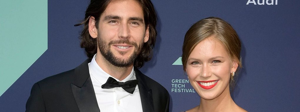 Alvaro Soler und seine Partnerin Melanie Kroll bei den Green Awards 2022. Das Paar erwartet das erste Kind (Archivbild). - &copy; Frederic Kern/Geisler-Fotopress/dpa