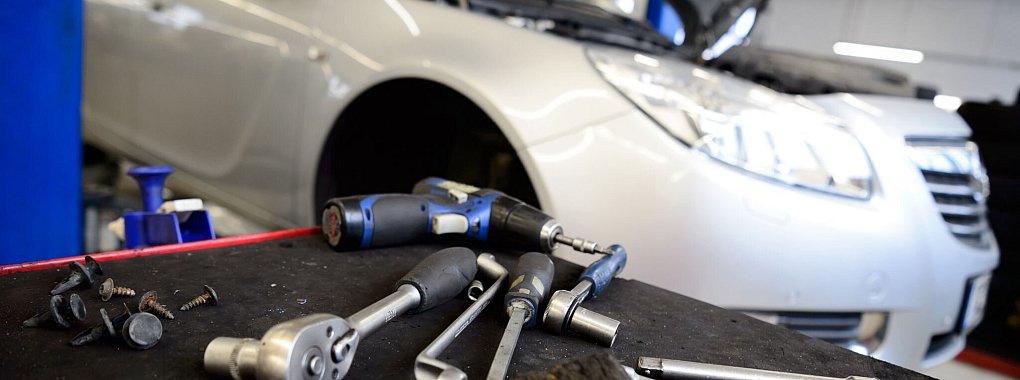 Liegen die Kosten der Unfallreparatur eines unverschuldet Geschädigten über dem vom Gutachten ermittelten Wert, muss die Versicherung des Unfallverursachers diese auch begleichen. - © Sina Schuldt/dpa/dpa-tmn