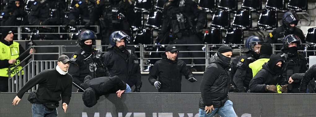 Die Polizei konnte die Eintracht-Anh&auml;nger dank starker Pr&auml;senz aufhalten und eine gewaltt&auml;tige Auseinandersetzung verhindern. - &copy; Arne Dedert/dpa