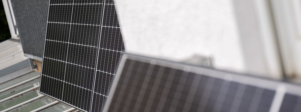 Steckersolargeräte im Aufwind: Die Zahl installierter Balkonkraftwerke in Deutschland hat 2025 die Marke von einer Million geknackt. - © Sebastian Gollnow/dpa/dpa-tmn