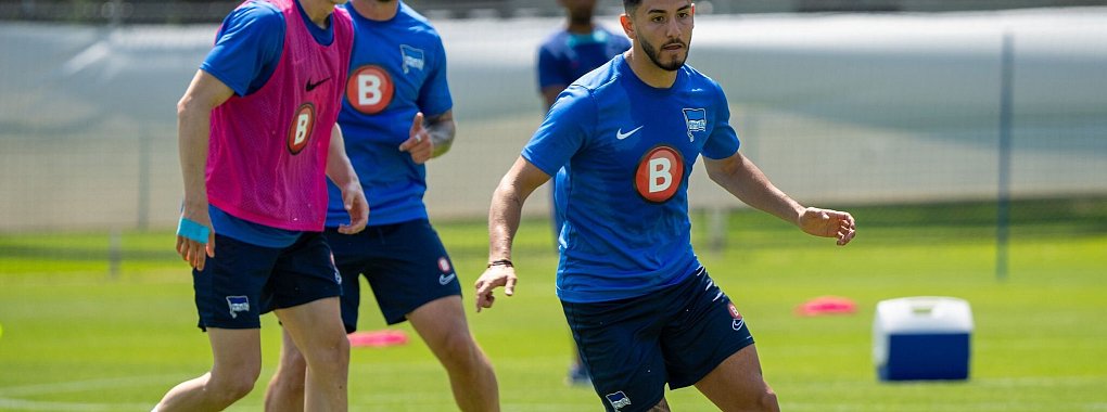 Kevin Sessa (r) traf im Testspiel per direktem Freisto&szlig;. - &copy; Soeren Stache/dpa