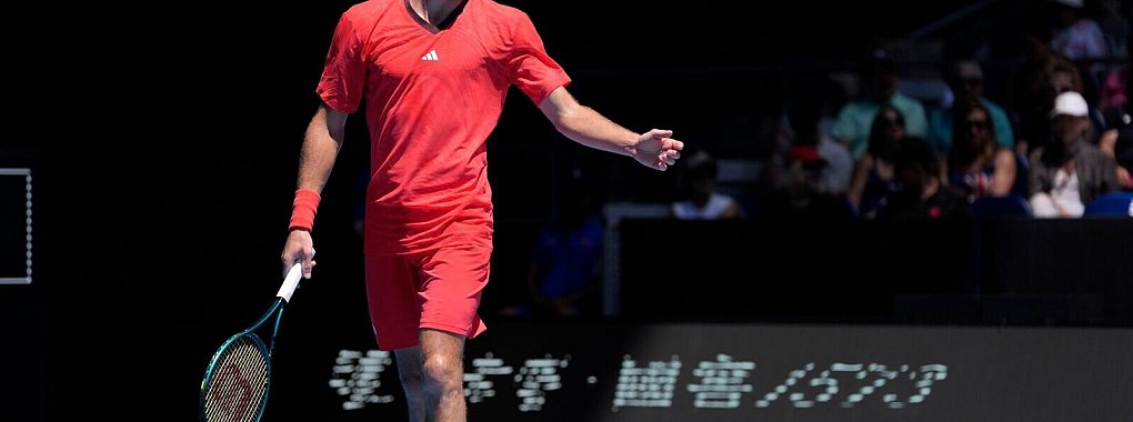 Stefanos Tsitsipas &auml;rgert sich &uuml;ber sein Erstrunden-Aus bei den Australian Open. - &copy; Ng Han Guan/AP/dpa