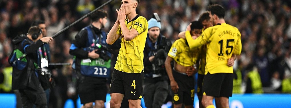 Wie Schlotterbeck (vorn) haderten alle Dortmunder mit dem Spielverlauf gegen Real. - &copy; Tom Weller/dpa