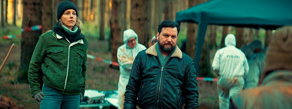 Es wurden Leichen im Wald gefunden. - © Oliver Feist/NDR/Polyphon Film/ARD/dpa