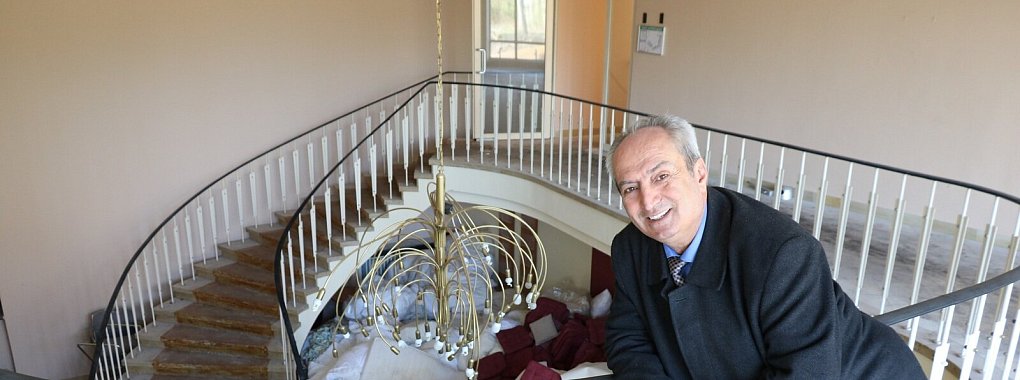 Yakup Akar hat den Schwaghof erworben und will daraus ein modernes Hotel machen. Noch liegen im Foyer unter ihm die Überbleibsel aus den geräumten Zimmern. - © Alexandra Schaller