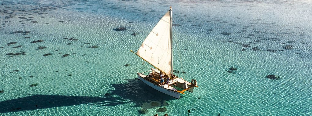 Ein Meisterstück: das Doppelrumpfkanu «Vaapiti» im seichten Wasser vor der Küste Mooreas. - © Vaapiti/dpa-tmn