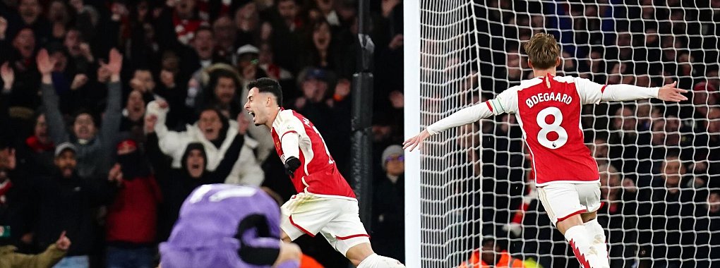 Arsenals Gabriel Martinelli (M) traf nach einem Missverständnis zwischen Alisson und Virgil van Dijk zum zwischenzeitlichen 2:1. - © John Walton/PA Wire/dpa
