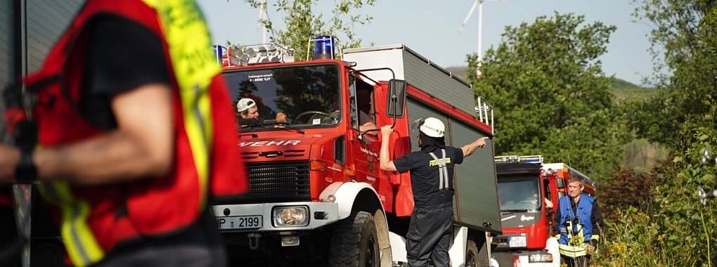 Schwer zugängliche Brandorte erfordern ein hohes Maß an Logistik bei der Beschaffung von Löschwasser. - © Freitag TV