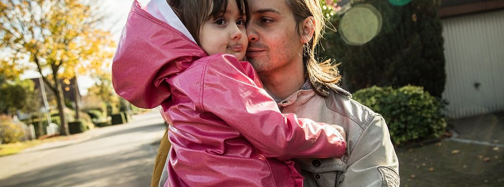 Kindererziehungs- und Berücksichtigungszeiten müssen beantragt werden - zum Beispiel im Rahmen einer Kontenklärung. - © Christin Klose/dpa Themendienst/dpa