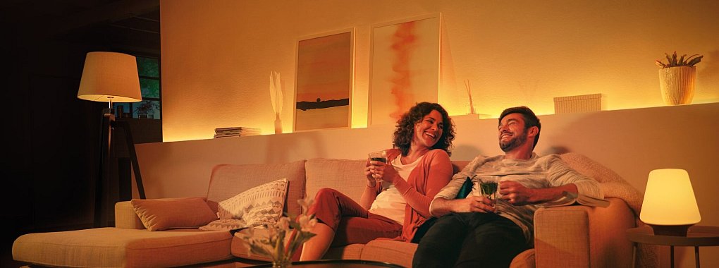 Kuschelig: Für eine gemütliche Atmosphäre im Wohnzimmer eignen sich mehrere Lichtquellen mit diffusem, weichem Licht. - © licht.de/Signify/dpa-tmn