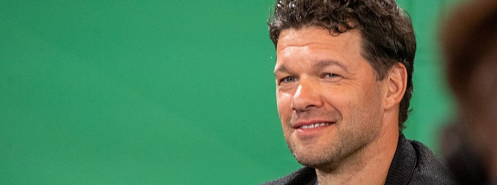 Michael Ballack, Ex-Fußballnationalspieler von Deutschland, analysiert den deutschen EM-Kader. - © Monika Skolimowska/dpa