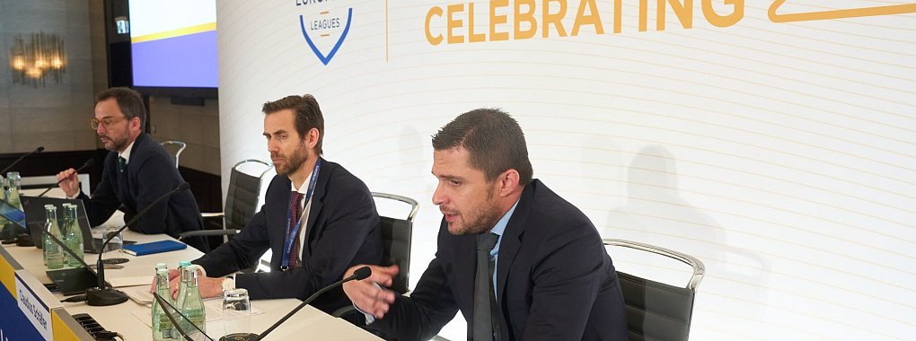 Die Fußball-Funktionäre Claudius Schäfer (M) und Marc Lenz (r)bei der Generalversammlung der Ligenvereinigung European Leagues. - © Thomas Frey/dpa