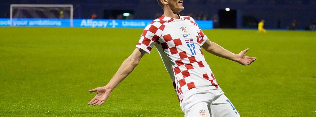 Kroatiens Ante Budimir jubelt nach einem Tor in einem L&auml;nderspiel. - &copy; Darko Bandic/AP/dpa