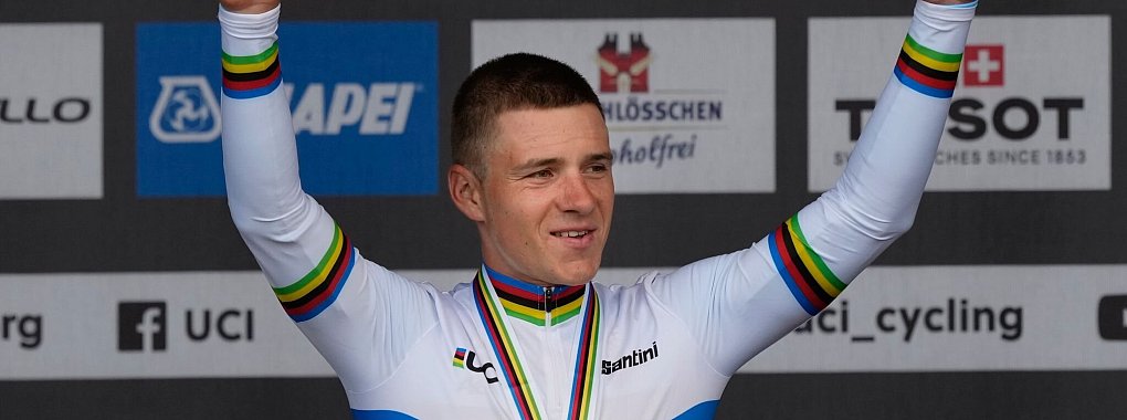 Remco Evenepoel jubelt &uuml;ber WM-Gold im Einzelzeitfahren. - &copy; Peter Dejong/AP/dpa