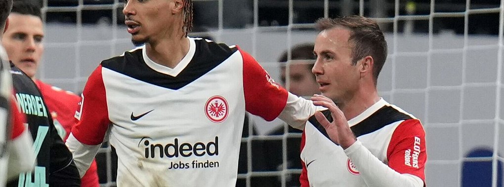 Mario Götze (r) schoss in seinem 100. Pflichtspiel die Führung für Eintracht Frankfurt gegen Werder Bremen. - © Thomas Frey/dpa