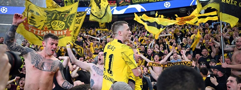 Dortmunds Marco Reus (M) jubelt mit den mitgereisten Fans &uuml;ber den Sieg bei Paris Saint-Germain. - &copy; Robert Michael/dpa
