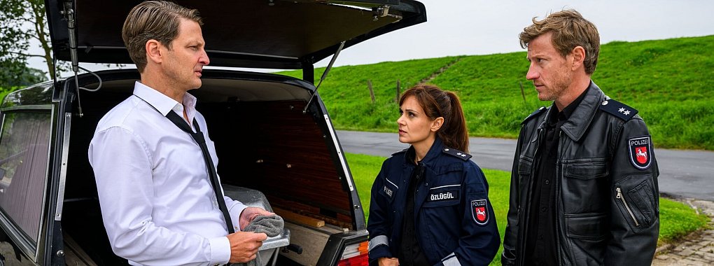 Bestatter Wolfgang Habedank steht am Anfang des «Friesland»-Falls. - © Willi Weber/ZDF/dpa