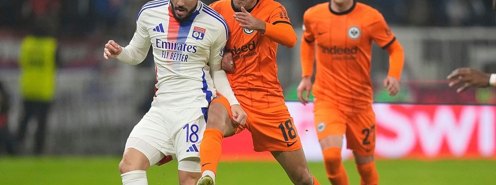 Eintracht Frankfurt um Mahmoud Dahoud (r) verlor verdient gegen Olympique Lyon. - © Michel Euler/AP/dpa