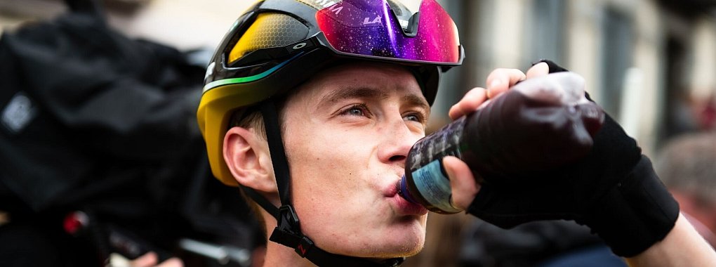 Trainierte erstmals wieder drau&szlig;en auf dem Rad: Jonas Vingegaard. - &copy; Alberto Gardin/Zuma Press/dpa