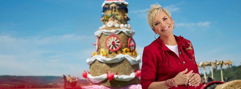 Moderatorin Inka Bause feiert bei «Bauer sucht Frau» die 20. Staffel. - © Pascal Buenning/RTL/dpa
