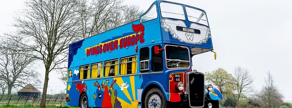 Die Malereien auf dem Tourbus sind von Beatles-Covern inspiriert. - &copy; Car & Classic/dpa