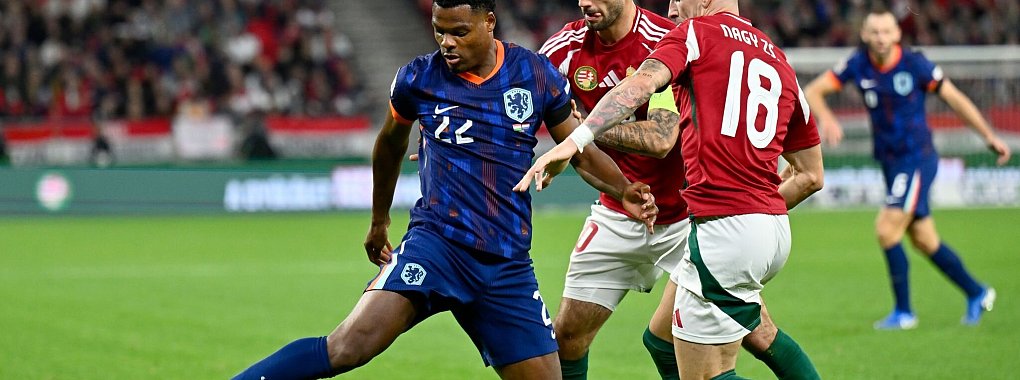 Denzel Dumfries traf für die Niederlande zum Ausgleich in Ungarn. - © Denes Erdos/AP/dpa