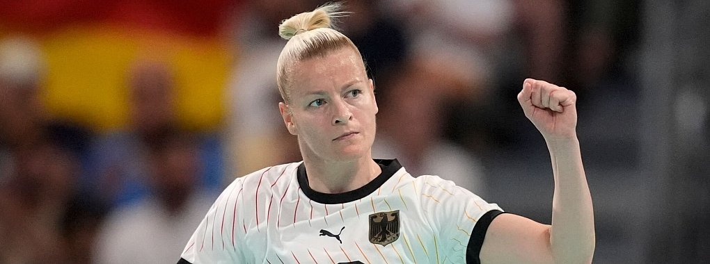 Antje Döll ist neue Kapitänin der deutschen Handballerinnen. - © Aaron Favila/AP/dpa