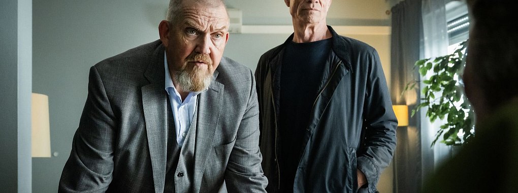 Die Kommissare Freddy Schenk (links) und Max Ballauf vernehmen den Geschäftsführer eines Etablissements. - © Martin Valentin Menke/WDR/dpa