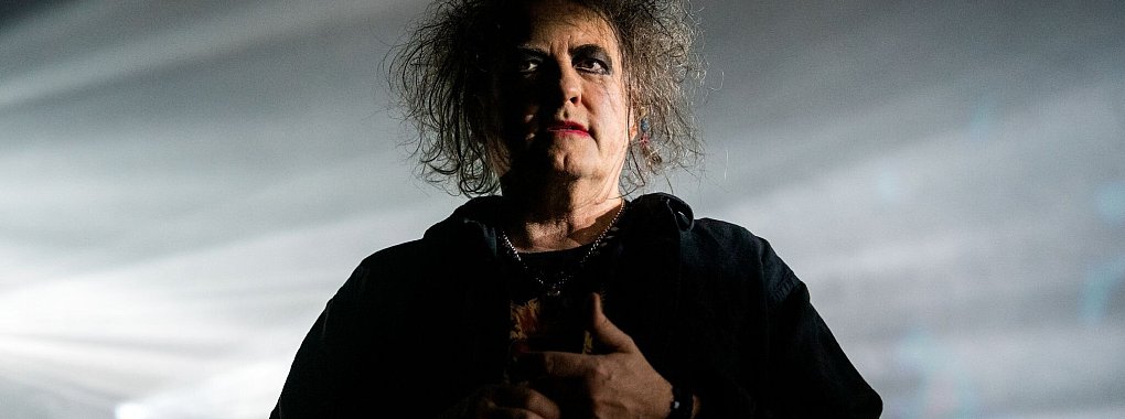 Die Band The Cure mit Frontmann Robert Smith hat Erfolg. (Archivbild) - © Daniel Bockwoldt/dpa