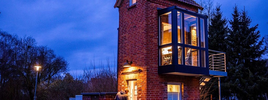 Hell erleuchtet ist die Ferienwohnung im ehemaligen Trafoturm in der Dorfmitte. Nach Betreiberrecherchen handelt es sich bei der elf Quadratmeter gro&szlig;en auf zwei Etagen verteilten Unterkunft um die kleinste Ferienwohnung in Norddeutschland. - &copy; Jens B&uuml;ttner/dpa/dpa-tmn