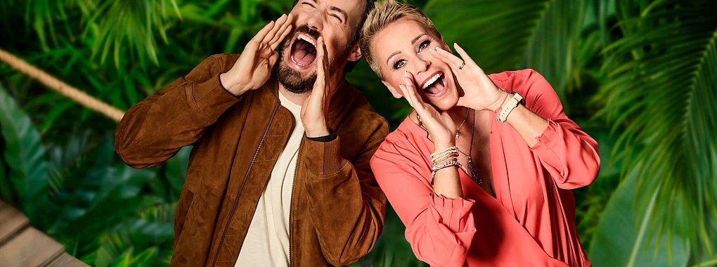 Die Moderatoren Jan Köppen und Sonja Zietlow vom Dschungelcamp: Die neue Ausgabe geht am 19. Januar 2024 los. - © Pascal Bünning/RTL/dpa