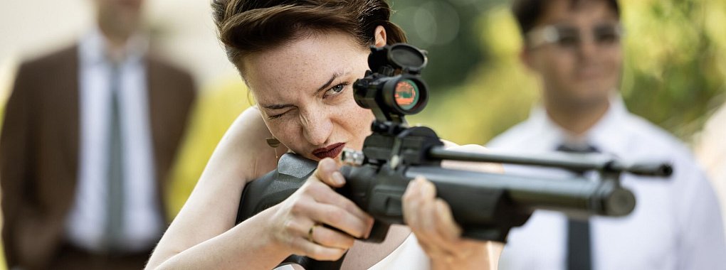 Emily (Sarah Mahita) ist eine hervorragende Sch&uuml;tzin und bek&auml;mpft damit ihre Angst in einer Szene von &laquo;Haus aus Glas - Der Wassermann&raquo;. - &copy; Michel Vertongen/WDR/Constantin Film/dpa