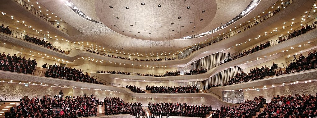 Zahlreiche Prominente werden in der Elbphilharmonie auftreten - © picture alliance / Christian Charisius/dpa