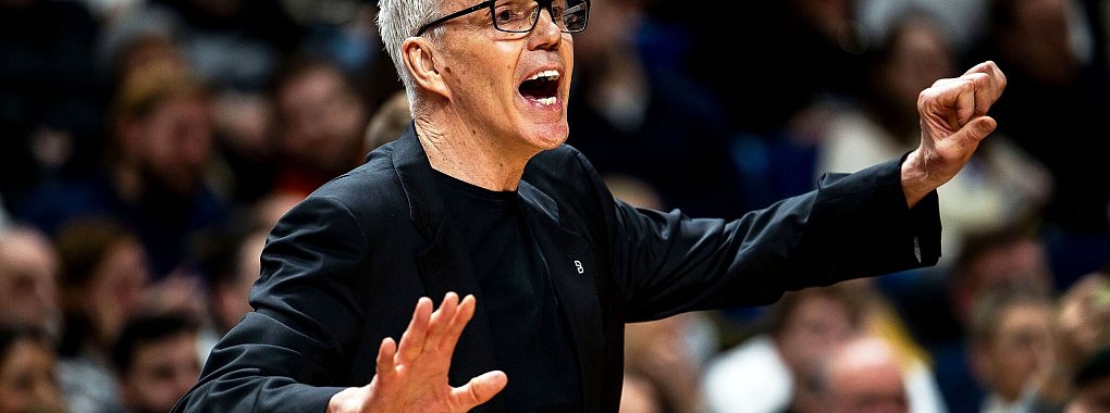 Gordon Herbert will mit den Bayern-Basketballerin ins Final Four der Euroleague, das im Mai erstmals in Abu Dhabi stattfindet. - © Julius Frick/dpa