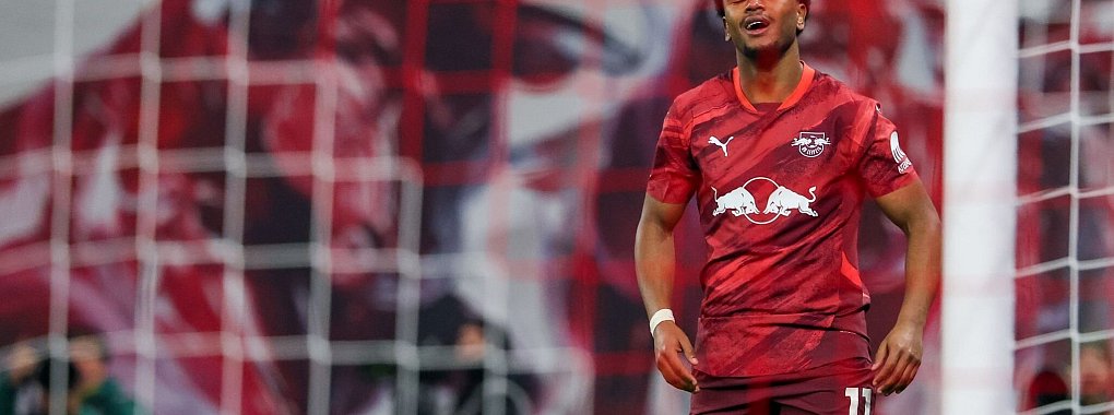 Leipzigs Spieler Loïs Openda wurde in den Netzwerken rassistisch beschimpft. Nun reagierte der Verein. - © Jan Woitas/dpa