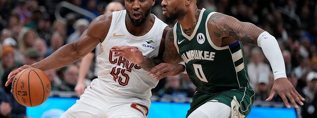Donovan Mitchell (links) und Damian Lillard spielten beide stark - aber nur Mitchell und die Cavaliers hatten nach dem Spiel gute Laune. - © Morry Gash/AP/dpa