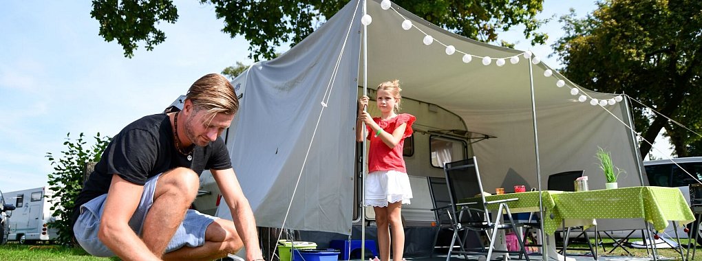 Haftpflicht und Hausrat: Wer die richtigen Versicherungen abschließt, kann sich beim Camping einiges an Stress sparen. - © Tobias Hase/dpa-tmn