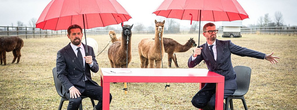 Joko Winterscheidt und Klaas Heufer-Umlauf moderieren ihre neue Show «Ein sehr gutes Quiz (mit hoher Gewinnsumme)». - © Benedikt Müller/Joyn/dpa
