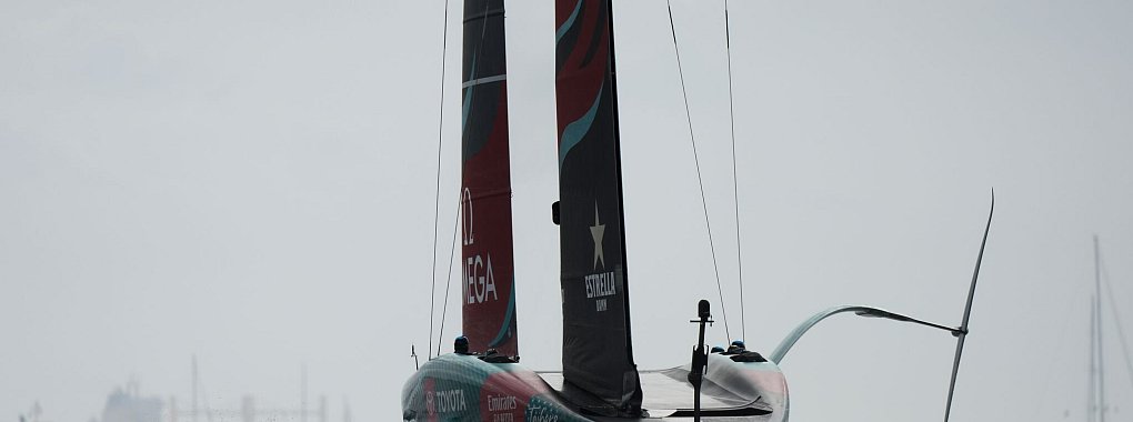 Titelverteidiger Neuseeland gewinnt die ersten beiden Rennen um den America\\\'s Cup. - © Bernat Armangue/AP/dpa