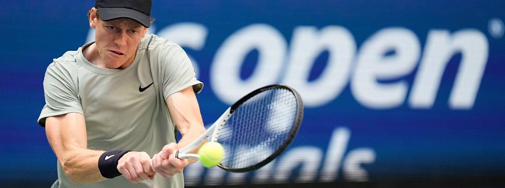 Jannik Sinner feiert seinen zweiten Grand-Slam-Triumph. - © Kirsty Wigglesworth/AP/dpa