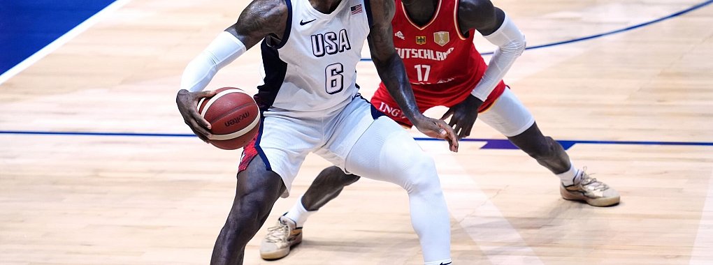 Basketball-Stars unter sich: James gegen Schröder. - © Adam Davy/PA Wire/dpa