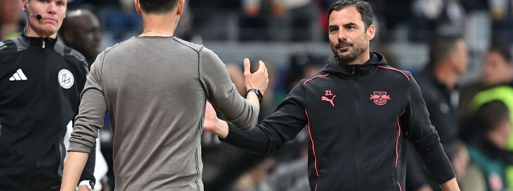 Zsolt Löw (r) ging mit sich und seiner Mannschaft nach dem 0:4 gegen Eintracht Frankfurt hart ins Gericht. - © Arne Dedert/dpa