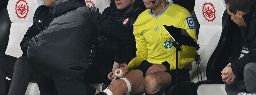 Schiedsrichter Felix Brych hofft nach seinem Kreuzbandriss auf eine Rückkehr im Profifußball. - © Arne Dedert/dpa