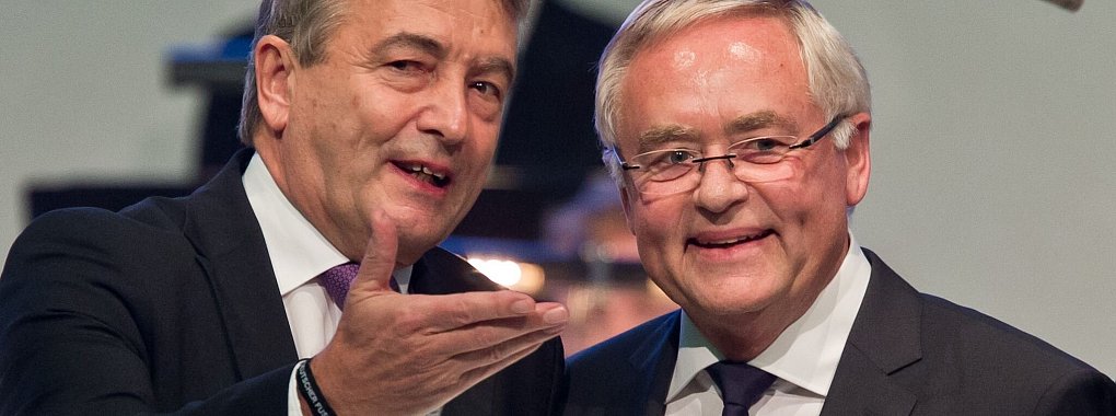 Im Prozess um die Fußball-WM 2006 hat das Landgericht Frankfurt abgelehnt, das Verfahren gegen die früheren DFB-Funktionäre Wolfgang Niersbach (l) und Horst R. Schmidt gegen eine Geldstrafe einzustellen. - © Daniel Karmann/dpa