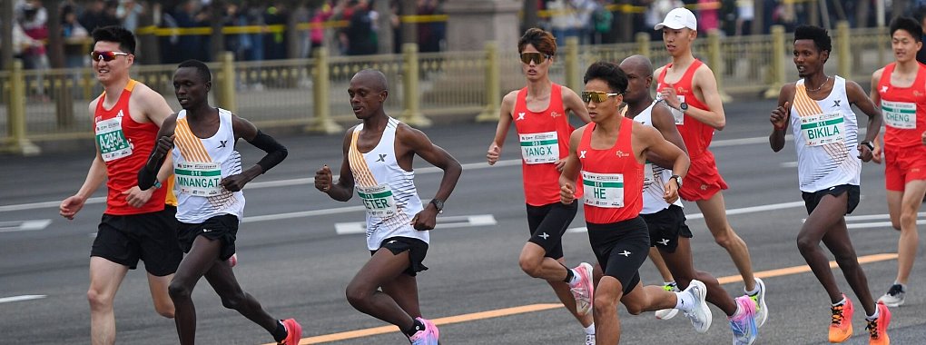 Der chinesische Läufer He Jie (M.) beim Peking-Halbmarathon. - © Ju Huanzong/XinHua/dpa