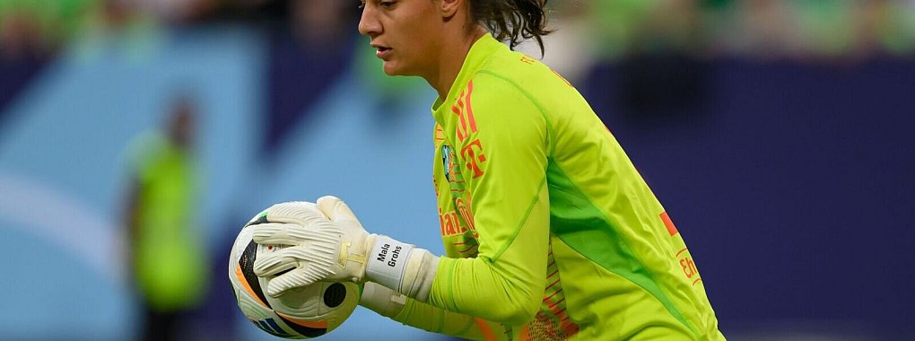 Bei Torhüter Maria Luisa Grohs vom FC Bayern ist ein bösartiger Tumor diagnostiziert worden. - © Robert Michael/dpa
