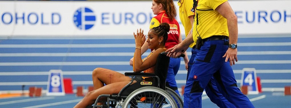 Weitspringerin Mikaelle Assani stürzte beim Anlauf zum letzten Versuch. - © Peter Dejong/AP/dpa
