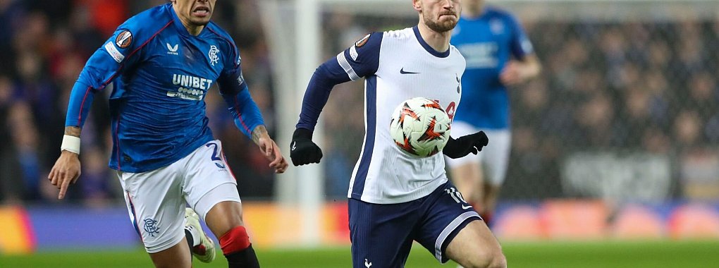 Bot eine ganz schwache Leistung und wurde dafür von seinem Trainer kritisiert: Timo Werner (r). - © Scott Heppell/AP/dpa